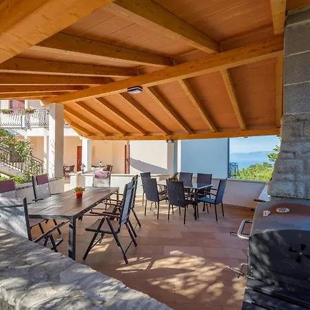 Front In Labin With Sauna Appartement
